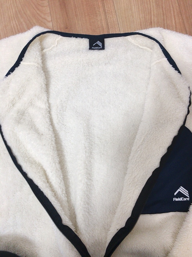 【FieldCore】ストレッチフリースノンカラージャケット／首元のロゴもシンプルかわいい
