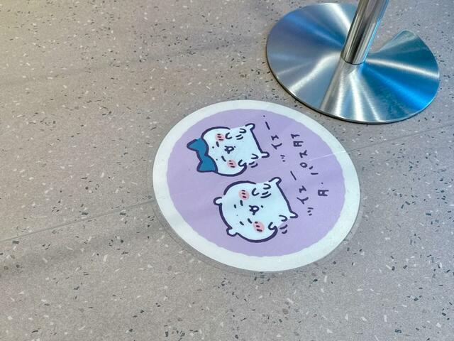 いざお会計！レジの列に並ぶ足元のマークまで抜かりなくかわいい♪