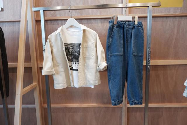 KIDS カバーオール ￥2,990、KIDS スミソニアン国立自然史博物館 UT グラフィックTシャツ（半袖）￥990   、KIDS デニムベイカージョガーパンツ￥1,990 