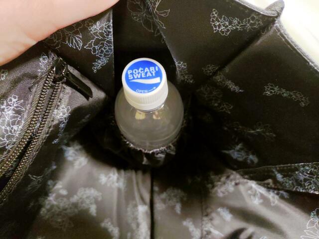 【MERCURYDUO(マーキュリーデュオ)推し活トートバッグ】口がゴムになっているので、ペットボトルがガサガサ移動しない