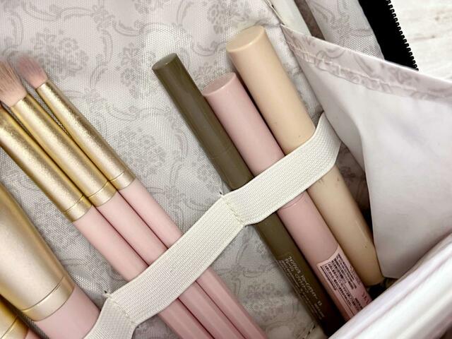 【nanakoななこがさらに本気で作った leur charme COSME POUCH BOOK BLACK】散らばりやすいペンシル型のコスメもゴムバンドに挟むのがおすすめ！