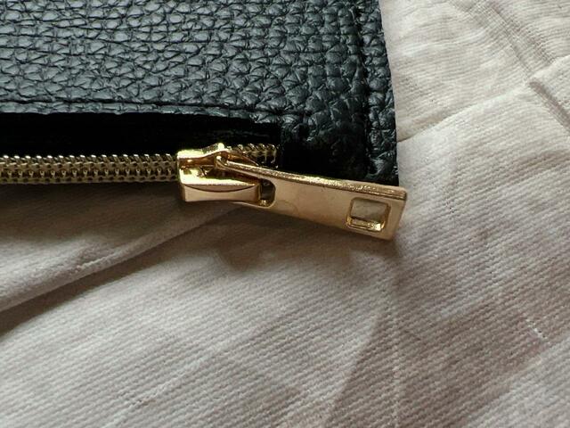 ファスナーもゴールドで統一されています