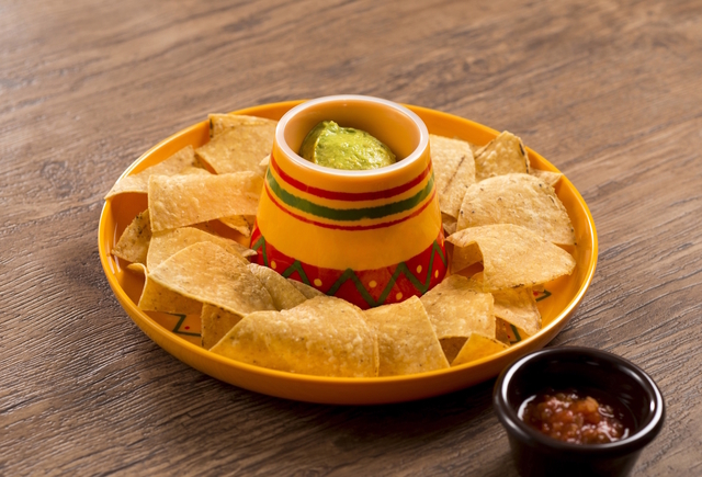 トルティーヤチップス、 サルサとアボカドディップ付き