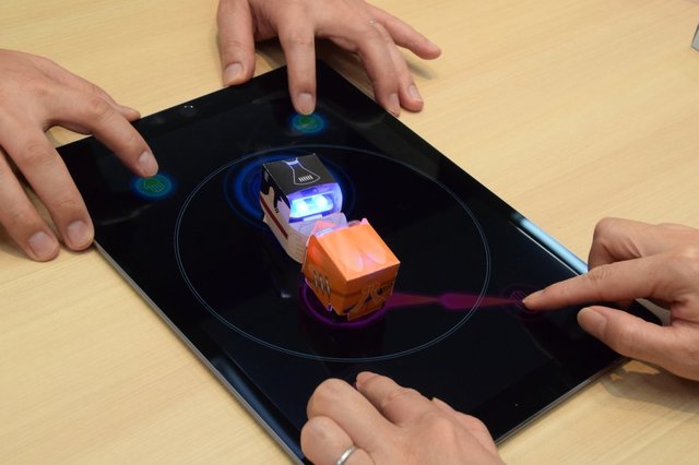 TABO8が2台あれば、iPad上で相撲もとれます。画面をタップし、TABO8を動かします。