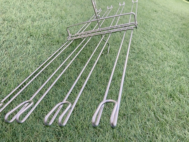 【カインズ 乾きやすく竿に掛けやすいステンレスタオルハンガー】幅広の2本のワイヤーのおかげで、風通しがよく、乾きやすい