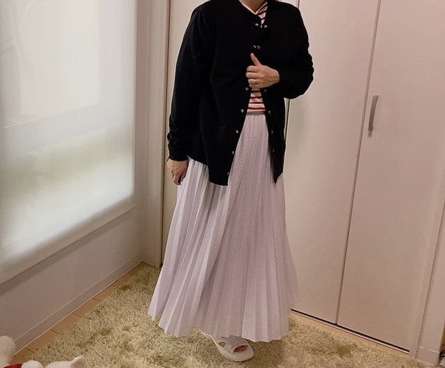 【ワークマン アクティブプリーツスカート】カーディガンと合わせると上品なスタイルに