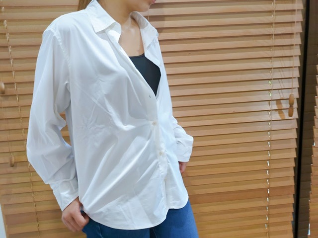 【ワークマン レディースシーンレスシャツ】タンクトップの上に羽織ってボタンを外せばカジュアルシーンにぴったりのスタイルに