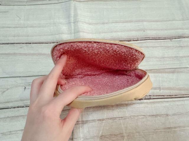 ファーポーチもガバッと開いて中が見やすい