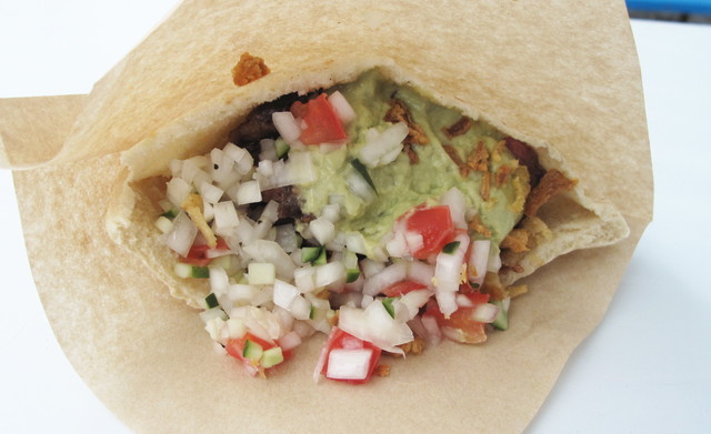 肉食女子博／もんじゃ大木屋 匠(日本橋)　「サラダ・デ・リブ・女子肉サンド」(￥900)