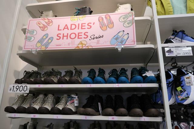 【ワークマン　レディース防水サファリシューズ】定番商品もそろっています。シューズは「雲の上のパンプス」も人気アイテムのひとつ