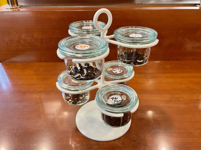 【喫茶 ミモザ】６種類そろったフレバーティー。