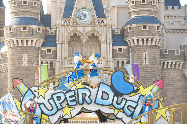 「クワッキーセレブレーション★ ドナルド・ザ・レジェンド!」のようす【「ディズニー・パルパルーザ“ドナルドのクワッキー・ダック!ダック!ダックシティ!”」】