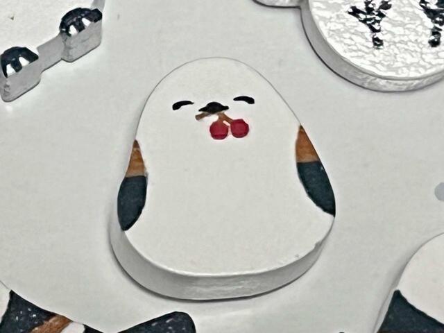 筆者イチオシはこちら。木の実を嘴で持っているにっこり笑顔がたまりません…！