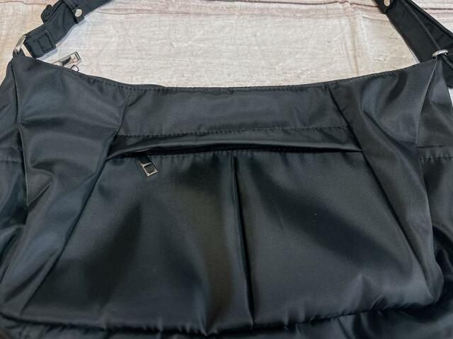 前面のファスナー付きポケットはファスナーが見えにくいかぶせ付きデザイン。バッグの美しさを損なわない工夫がなされています