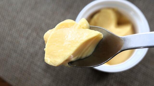 【トライアル たまごプリン】すくうたびにスプーンの上でぷるぷる!老若男女に愛される食感と味わいで、家族の間で奪い合いになりました(笑)