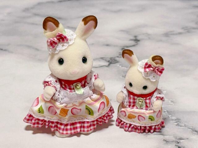 フルーツケーキをイメージしたおそろいのワンピースを着た、ショコラウサギの女の子と赤ちゃんのセットです！