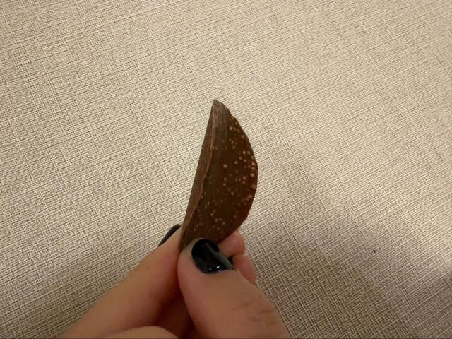 【コストコ ハムレット チョコクリスピー】1枚がとても薄く、口に入れた瞬間にサクッと割れて、ミルクチョコのやさしい甘さがふわっと広がります♪