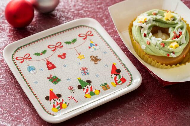 プラリネ＆ピスタチオケーキ、スーベニアプレート付き 1,100円｜「ディズニー・クリスマス」スペシャルメニュー｜東京ディズニーリゾート40周年“ドリームゴーラウンド”｜販売店舗：東京ディズニーランド「トゥモローランド・テラス」、東京ディズニーシー「ニューヨーク・デリ」｜販売期間：2023年11月1日（水）〜12月25日（月）