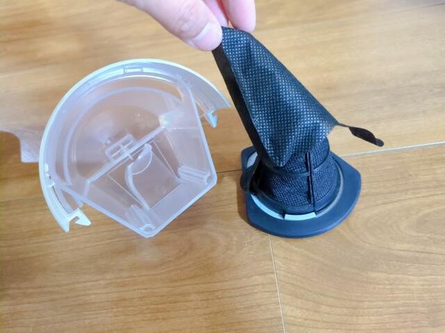 【アイリスオーヤマ 布団クリーナー ハイパワー FCA-22H-C】ダストカップを取り外し、フィルターに使い捨てフィルターをセットして使います