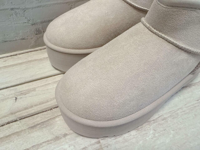 素材はポリエステル。スウェード調の生地で高見えします！