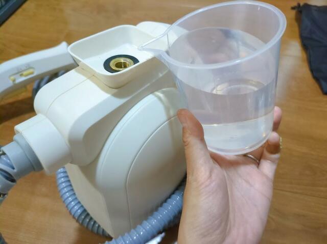 【アイリスオーヤマ スチームクリーナーハンディタイプ（STM-305R-C）】専用のメジャーカップで水を量り、300mlまでは入れられます