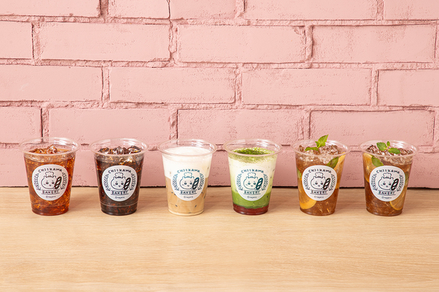 【ちいかわベーカリー】「ちいかわベーカリー」のロゴが入った特別なカップは、飲み終わった後も記念に持ち帰れるのが嬉しいポイント！