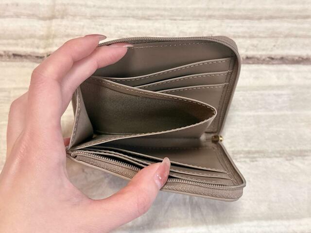 中央にコインケースが配されており、その下を通してU字に紙幣を入れます