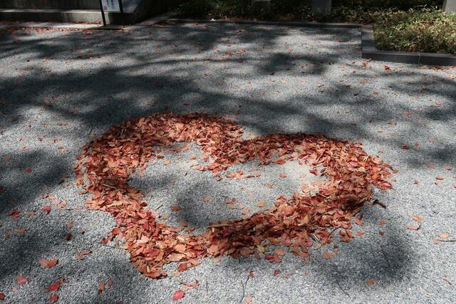 來宮神社神楽殿前のハートはいつもきれいに整えられています