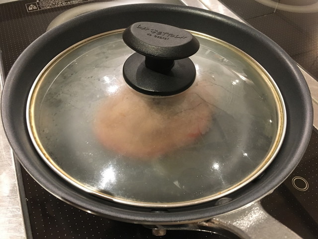 （6）弱火にし、形を整えた後、蓋をして蒸し焼きにする