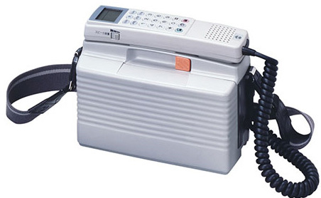 日本移動通信（IDO）から1988 年に発売されたショルダーフォン