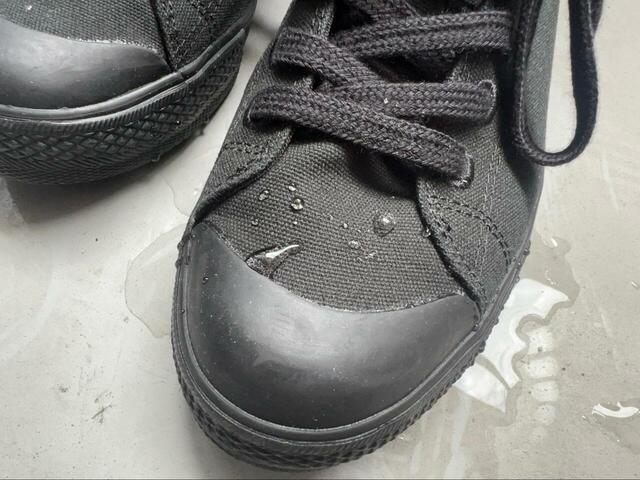 【無印良品 疲れにくい撥水スニーカー】水を垂らしてみると水滴がコロコロと玉のように! 拭き取ってもシミになりません