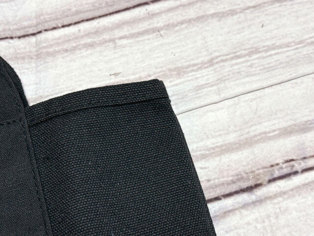 素材は、ポリエステル。厚手で丈夫なコットンキャンバス風の生地