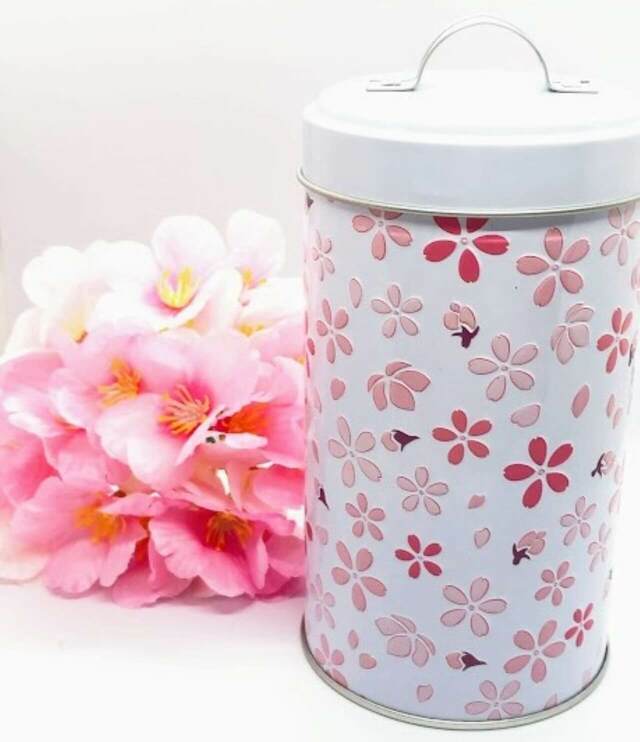 カルディオリジナル さくらキャニスター缶　ホワイト　1個　680円（税込）