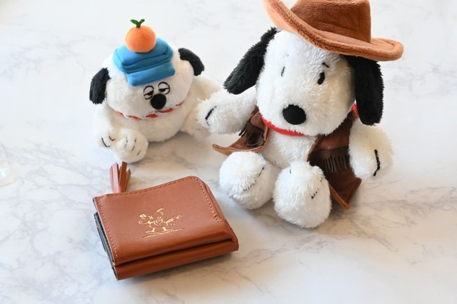 【『SNOOPY YEAR OF THE HORSE MINI WALLET BOOK BROWN』(宝島社)】同じく11月29日発売の『SNOOPY 2026 午 カウボーイスヌーピーのぬいぐるみポーチ BOOK』や『SNOOPY'S BROTHER OLAF 鏡餅オラフのぬいぐるみチャーム BOOK』と一緒に使ってもかわいい