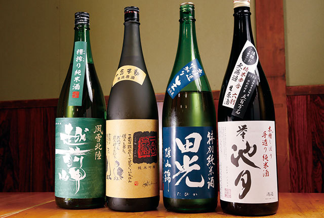 都内「うまい魚＆酒」が味わえる名店／酒の店 笹新（人形町）　佐々木酒店が選りすぐった地酒を週替わりで提供。グラス525円、徳利1260円。