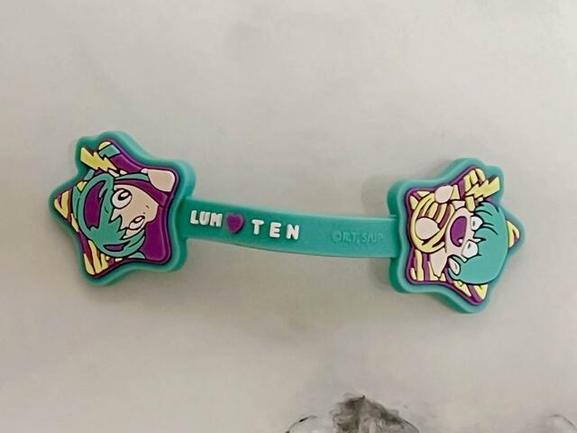 【100円ショップ×うる星やつら】バンド部分にもロゴが！細部まで凝っていますね♪