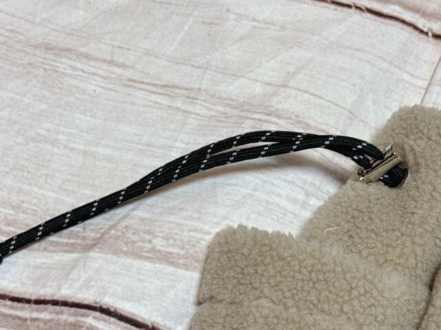 バッグの口には、モノトーンのパラコードが通っています。巾着のように絞れる仕様