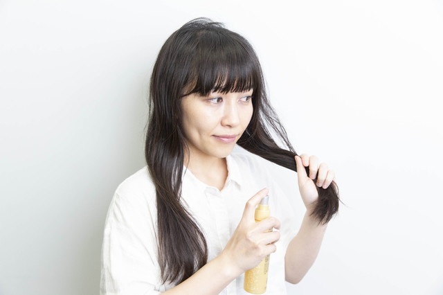 1.髪がまとまりやすいよう、全体に軽くスプレーする