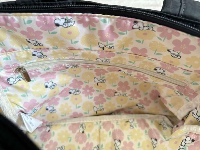 メイン収納の背面側にはファスナーポケットが1つついています