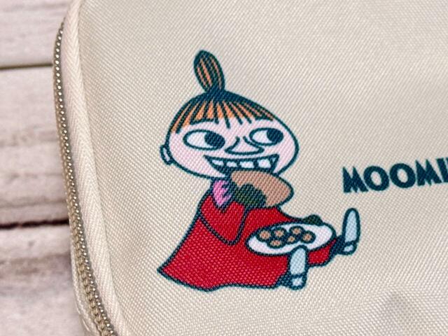 ちょこんと座ってパンを食べているリトルミイがかわいすぎる〜！