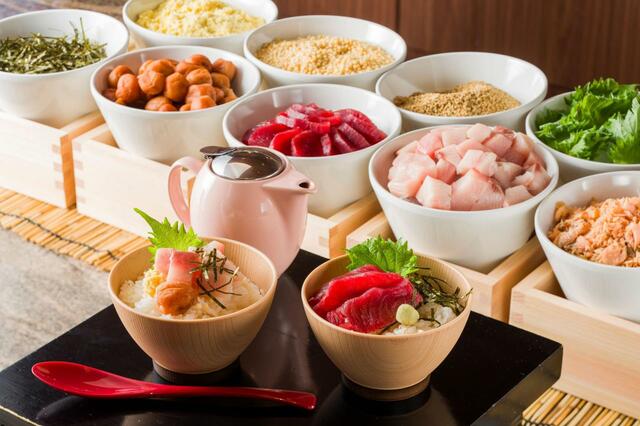 「海鮮漬け丼・茶漬け」＜大人2,400円、12歳以下1,400円（消費税・サービス料込）＞【「ホテルJALシティ札幌 中島公園」が朝食メニューをリニューアル】