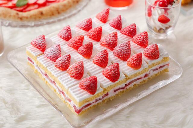 「新スーパーあまおうショートケーキ」＜期間：2026年1月5日～2月28日＞【【予約受付中】スーパーショートケーキもナポレオンパイも食べ放題！ホテルニューオータニ幕張で“いちごづくしのご褒美ビュッフェ”開催！】
