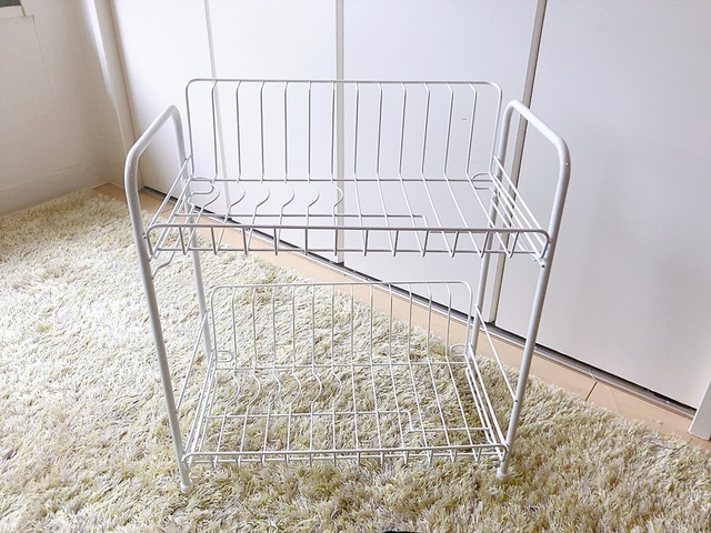 【ニトリ 水切り(2段スリム PP-2S ホワイト)】側面フレームを立たせ、そこにバスケットをかませて自立させます