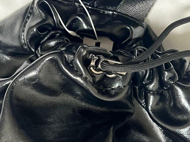 【LOWRYS FARM BIGワンショルダーBAG】バッグの口はドローストリングで開閉する仕様ですが…