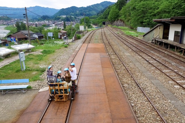 街中をのんびりと走行
