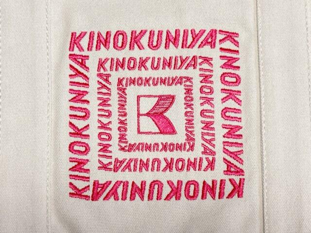 【紀ノ国屋×Suicaのペンギン】「ビッグトート いちご」ポケット部分には紀ノ国屋ロゴの刺繍入り！