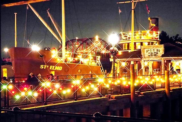 手前、中央、奥とイルミネーションの奥行きが感じられるシーン。©Disney