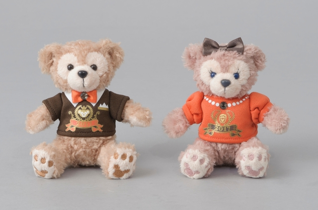 コレクションドールセット（コレクションドール）¥6,500 ※ボックスの中にダッフィーとシェリーメイのコレクションドール、コレクションボトルが入っています ※ダッフィー 高さ約13cm、シェリーメイ 高さ約11cm｜2016年12月26日発売 ※商品がなくなり次第、販売終了