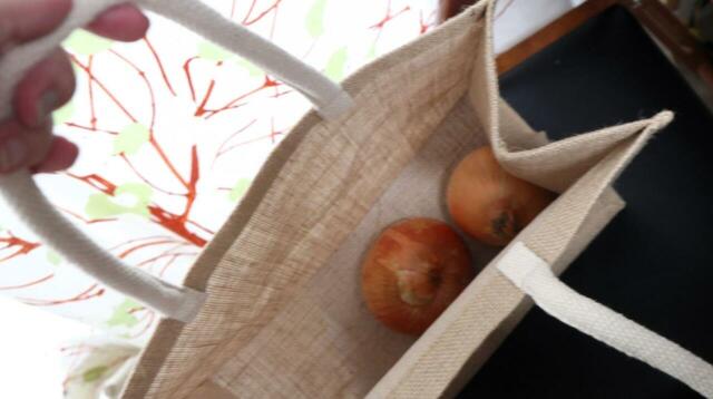 【無印良品 ジュートマイバッグ】マルシェバッグとしても優秀。根菜類は買い出しから保管まで対応できます