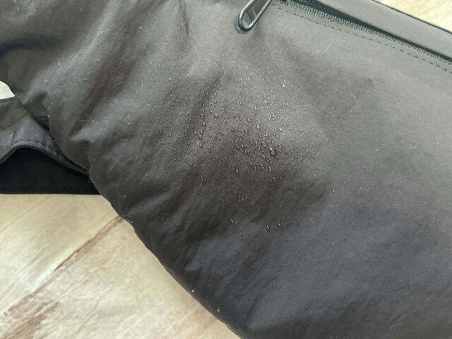 小雨程度の水をはじく撥水加工を施されている点がGood！